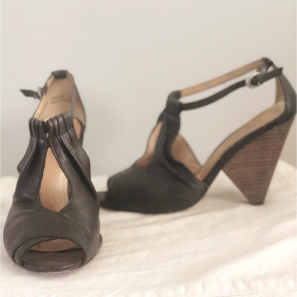 Lōcale t strap black chunky heels